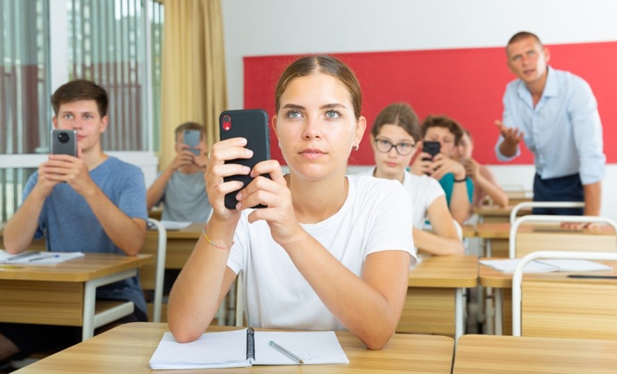students using smartphones in class